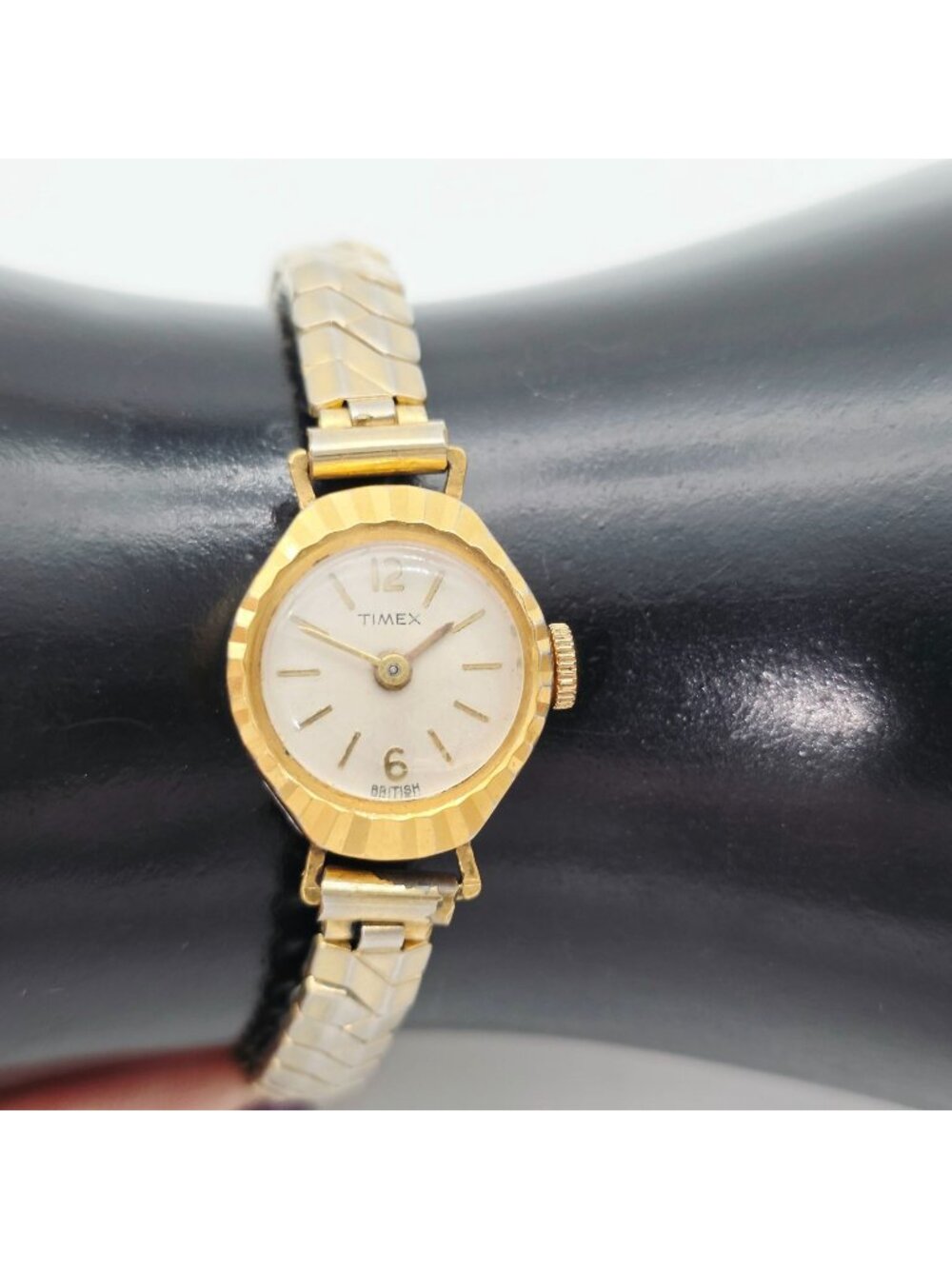 Vintage Timex Womens Gold-Tone Expansion Band Analog Watch British Wind-up AS IS